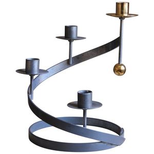 Bougeoirs de vacances élégants en métal avec des scènes de Noël traditionnelles parfaites pour les accents intérieurs d'hiver - Product Image 1