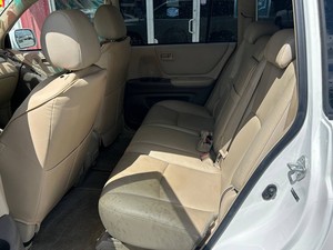 รถยนต์โตโยต้าไฮแลนเดอร์ ลิมิเต็ด AWD 4 ประตู SUV ปี 2005 พร้อมเบาะแถวที่สาม เกียร์อัตโนมัติ ขายดี - Product Image 3