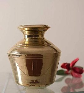 Ghada en laiton pur/pot d'eau/Kudam/Handi (laiton) 3L faveurs de mariage de conception en relief faites à la main par Adiba Home Decor - Product Image 3