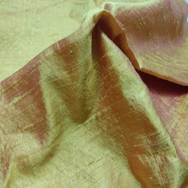 インドのデュピオン生地衣類、アパレル、その他の家具製品用の手織りで作られた豪華な100% 純粋な生シルク生地。