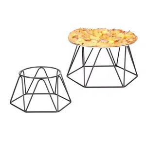 ขาตั้งโลหะเคลือบสีดำพร้อมถาดไม้โชว์พิซซ่าสำหรับร้านอาหารและเบเกอรี่ที่บ้านสำหรับเก็บชีส - Product Image 3