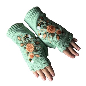Gants tricotés en acrylique unis chauds et respirants pour femmes européennes américaines d'hiver - Product Image 6