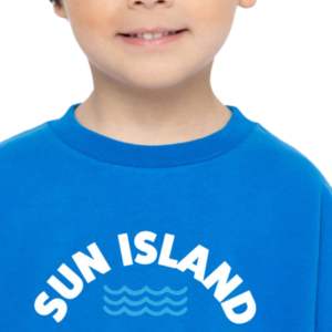 Sweat-shirt brodé graphique Sun Island couleur personnalisée pour enfants avec pull ras du cou design vague pour un confort unisexe - Product Image 4