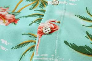 Chemise hawaïenne en satin boutonnée sur mesure pour hommes style station balnéaire d'été avec patchwork rayé bicolore Aloha Beach Look - Product Image 4