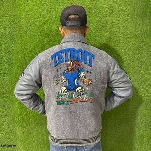 เสื้อแจ็คเก็ตบอมเบอร์ผู้ชายคุณภาพสูง ผ้าเคลือบอย่างดี ดีไซน์ปักลาย ปกคอพับ แขนเสื้อแบบ Letterman สไตล์สตรีทแฟชั่นสำหรับฤดูใบไม้ร่วงและฤดูหนาว - Product Image 2