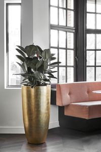 Maceta decorativa de metal dorado y duradero, diseñada para uso a largo plazo en configuraciones de jardín tanto interiores como exteriores, con plantas y flores. - Product Image 3