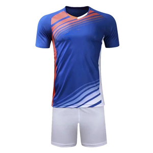 Maillots de football personnalisés de haute qualité en gros, manches courtes, 100 % polyester, antibactériens, séchage rapide, vêtements d'entraînement pour équipes - Product Image 1