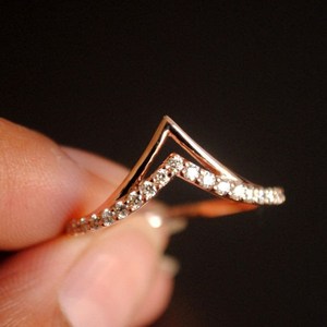 Anillo de boda de oro blanco chapado en oro de 10K, anillo de compromiso de diamante cultivado en laboratorio con anillo apilable V Chevron para amor y regalo - Product Image 5