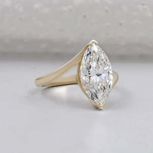 Anillo de compromiso con diamante solitario de corte marquesa y engaste en V en oro amarillo - Product Image 2