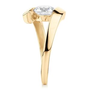 Bague de fiançailles solitaire en moissanite ronde sertie à tension de 1,20 ct en or jaune - Product Image 3