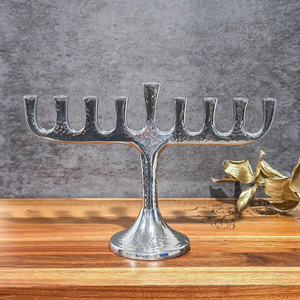 Candélabre moderne de Hanoukka au fini argenté Design de luxe Menorah à 9 branches en aluminium moulé martelé pour décoration intérieure et cadeau - Product Image 3