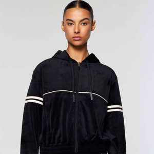 Femmes Noir Velours Cropped Zip Up Hoodie Striped Sleeves Wholesale Premium Casual Wear Relaxed Fit Elastic Hem Front Logo Hoodie - Product Image 4