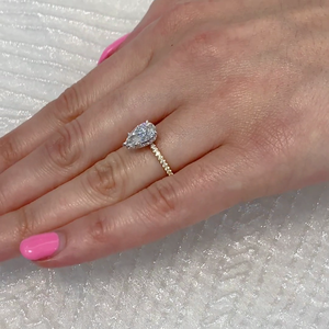 Anillo de Compromiso con Diamante de Laboratorio Certificado por IGI, 2.00 Quilates, Corte Pera, Claridad VVS, Halo Oculto, Opciones en Oro - Product Image 2