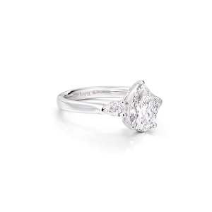 Anillo de Diamante Cultivado en Laboratorio con Corte Gracie Pear - Product Image 3