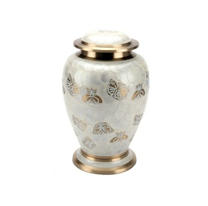 Urne funéraire en laiton à impression de pied majestueuse pour cendres urnes funéraires en métal taille personnalisée urne de cendres adultes en métal à vendre - Product Image 3