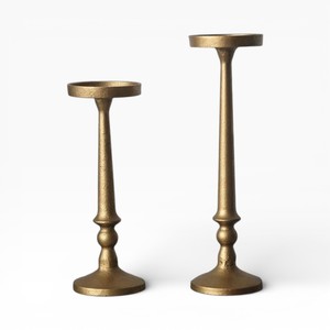 Bougeoirs en métal doré antique avec un design traditionnel tourné pour une décoration de style vintage - Product Image 1