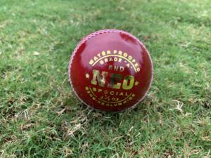 Ballon rouge de niveau international premium, 4 pièces, pour les matchs de construction, les matchs de test et les ODI, dans une boîte compacte - Product Image 2