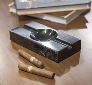 Cendrier carré sans fumée en résine contemporaine de conception artisanale, pièce de décoration de table de luxe pour une utilisation en intérieur/extérieur - Product Image 2