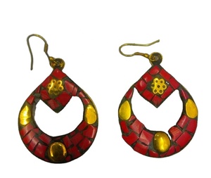 Nuevo diseño indio hecho a mano resina incrustaciones latón pendientes diseños joyería modelos India 2024 para mujeres y niñas de la India - Product Image 1