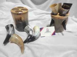 Juego de cuatro cuernos para beber de búfalo natural con soporte decorativo hueco de madera y cuerno. - Product Image 3