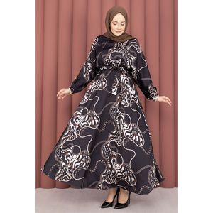 Vestido Hijab con Cinturón de Cadena Satinada, Cintura Imperio, Color Negro - Product Image 1