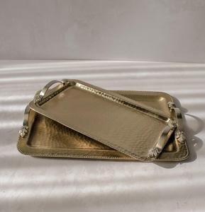 Bandeja rectangular dorada de nuevo diseño con mango de metal plateado con tazón para servir chocolate martillado a precio mayorista - Product Image 1