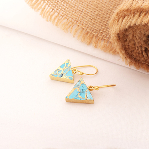 Impresionantes gotas Mohave cielo azul cobre turquesa triángulo forma gancho estilo pendiente 18K chapado en oro triángulo forma colgante pendiente - Product Image 3