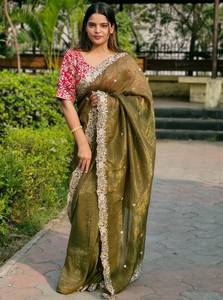 Sari en soie tabby de créateur avec travail de séquence de fils, avec blouse non cousue, rouge - Product Image 2