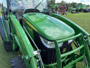 Tracteur utilitaire compact premium John Deere 3039R d'occasion, conçu pour l'agriculture, l'aménagement paysager et l'entretien des propriétés. - Product Image 5