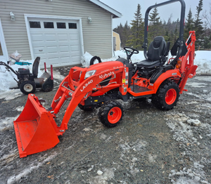 Tractor Agrícola Pequeño Kubota BX23S con Cargador Frontal para Jardinería |   Tractor Utilitario Compacto Kubota BX23S de 23 HP con Tracción en las 4 Ruedas - Product Image 1