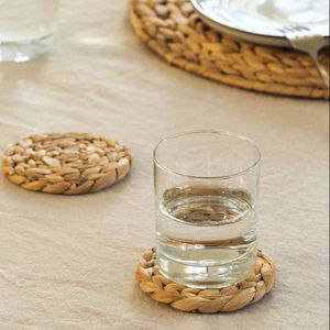 จานรองแก้วหวายที่ทันสมัยพร้อมการทอที่มีรายละเอียดสวยงามเหมาะสำหรับการตกแต่งโต๊ะอาหารและการนำเสนอในห้องครัวที่ทันสมัย - Product Image 1