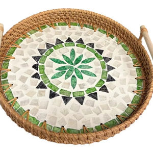 Bandeja redonda de ratán bohemio verde con asas - Product Image 1