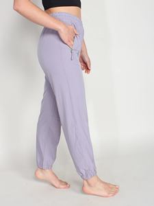 Joggers de mujer personalizados con bolsillos de talla grande mallas sólidas logotipo estampado salón en la cintura - Product Image 4