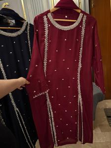 Ssumaira Present 3 Pc Prêt à Porter Chemise en Soie Brodée à la Main avec Mousseline Dupatta et Pantalon Teint Anarkali Salwar Kameez - Product Image 3