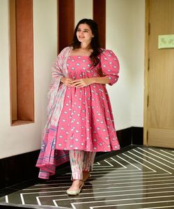 Atractiva Secuencia de hilo de terciopelo trabajo Parte superior inferior con dupatta ropa de boda mejor precio ropa textil de mujer Surat - Product Image 6