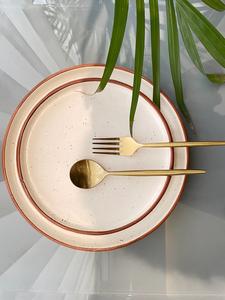 Assiette de table en céramique texturée turquoise avec bordure marron rustique, robuste et durable, idéale pour des repas de luxe au quotidien - Product Image 3