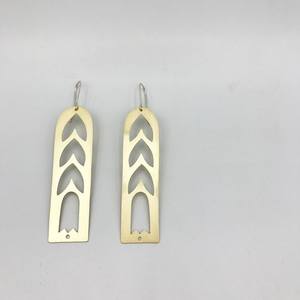 Pendientes florales de latón para mujer con esmalte antiguo y pétalos grabados, ideales para colecciones de joyas indias festivas - Product Image 6
