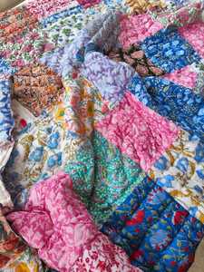 Manta Reversible de Algodón Orgánico con Estampado de Bloques Razai, Hecha a Mano con Técnica de Patchwork - Product Image 3