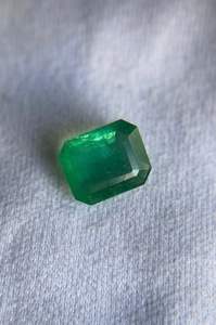 มรกตแซมเบียสีเขียวธรรมชาติ 0.70 กะรัต ทรงแปดเหลี่ยมเจียระไน - Product Image 3