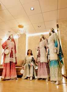 Conjunto de Moda con Top Chinon con Bordado Koti de Frambuesa, Plazo Ruso, Bordado Lakhnavi, Piedras Zarkan, Dupatta, Bolso y Jutti Gharara - Product Image 3