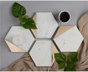 Posavasos elegantes de piedra de mármol blanco natural hechos a mano de latón Metal Chip pegado elegante juego de cuatro piezas para el hogar o la oficina - Product Image 1