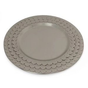 Ensemble d'assiettes de chargeur gaufrées marron design avec finition antique pour une table à manger élégante et une table de fête - Product Image 3