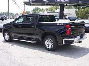 Clean Black Used 2023 Chevrolet Silverado 1500 LT Crew Cab 4WD con ruedas de acero Asientos de cuero Sistema de navegación Asiento calefactable - Product Image 3
