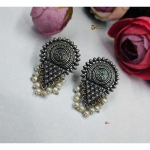Hechos a mano por artesanos expertos, estos pendientes ligeros brindan comodidad durante todo el día y aportan un toque de estilo. - Product Image 3