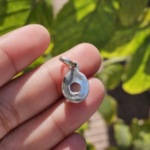 Pendentif ovale en argent sterling avec quartz rose, design religieux pour enfants - Product Image 2