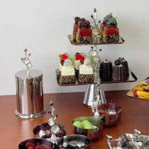 Las bandejas de servicio de metal preciosas martilladas a mano más exigentes para alimentos Mangos florales decorativos en blanco y negro - Product Image 4