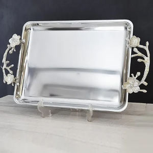 Elegante bandeja rectangular grande con acabado plateado y detalles florales, perfecta para fiestas, regalos y decoración de mesas. - Product Image 1