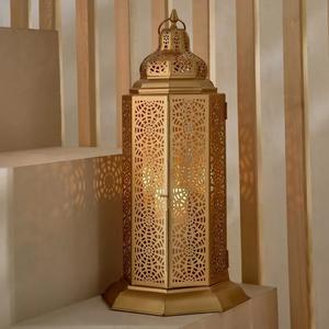 Farol de Pie de Metal Dorado de Lujo con Intrincados Relieves Marroquíes, Brillo Cálido de Vela, Decoración Elegante, Perfecto para un Ambiente Festivo - Product Image 5