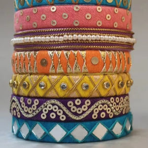 Bajo MOQ Diseño elegante Joyería India Brazaletes de hilo de seda con cuentas de metal adornadas Brazaletes Pila Varios colores Favores de la boda - Product Image 1