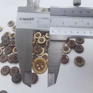 Botones de cáscara de coco ecológicos de 4 agujeros de alta calidad Stock al por mayor de botones naturales de Vietnam - Product Image 2